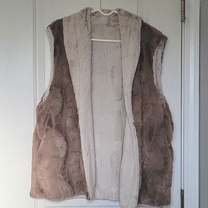 Supersoft reversible fur vest size large nwot
